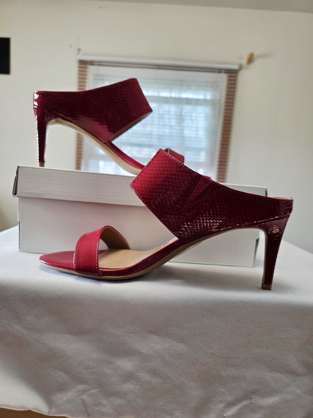 Calvin Klein Lorinda Sandal In Red Multi Size 9M - Picture 2 of 12